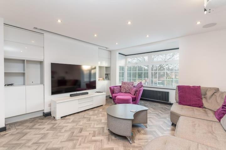Modern Duplex Apt With 75 Inch Tv I Pass The Keys ยอร์ค ภายนอก รูปภาพ